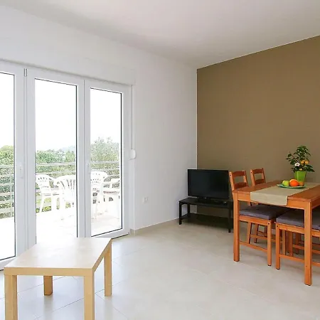 Modern In With Garden Pula
